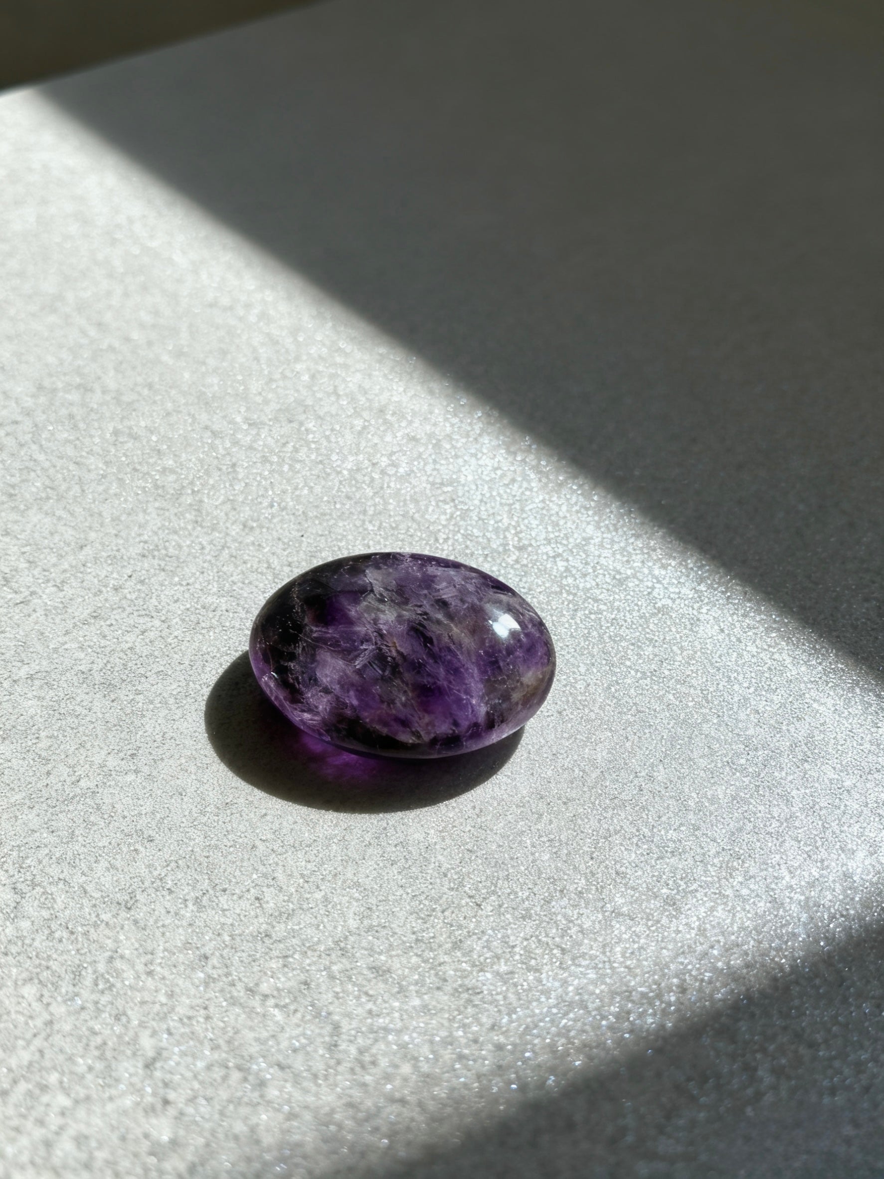 Omira Amethyst Palm Stone